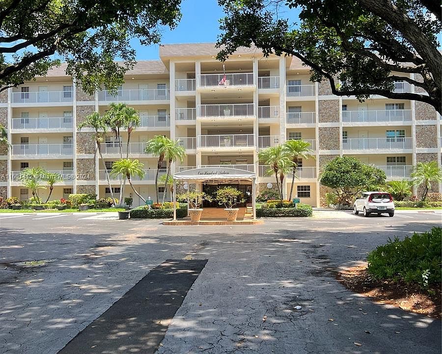 1st image of 3503 Oaks Way APT 401