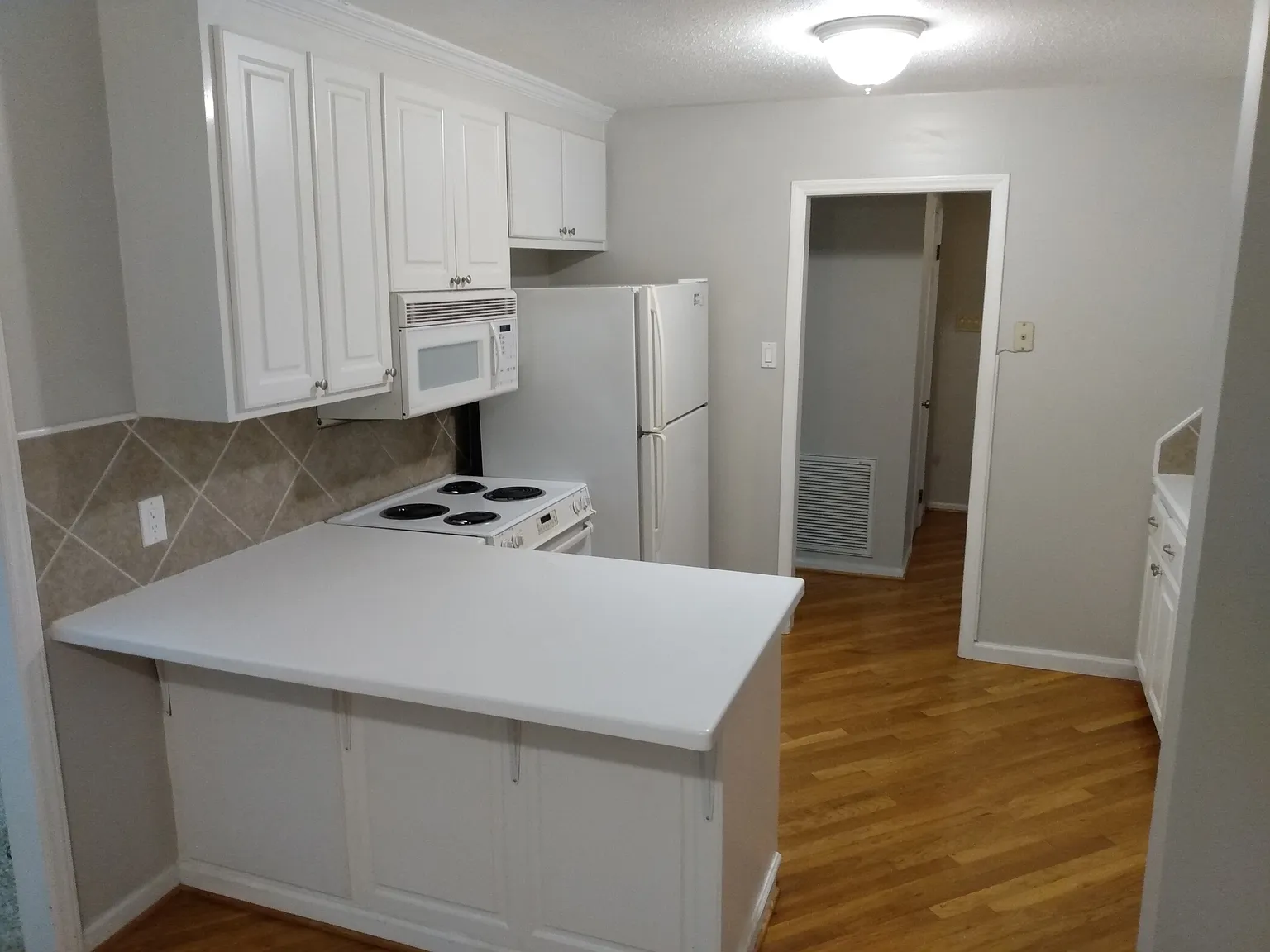 3 bed, 1456 sqft, $2,050 — Photo 3