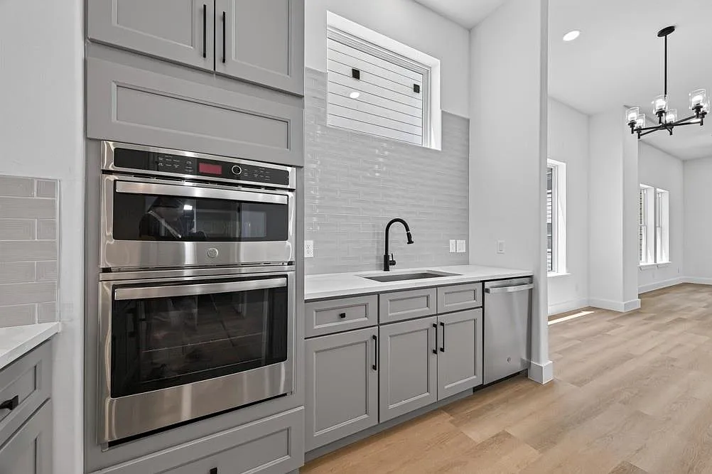 3 bed, 4.5 bath, 2582 sqft, $5,690 — Photo 4