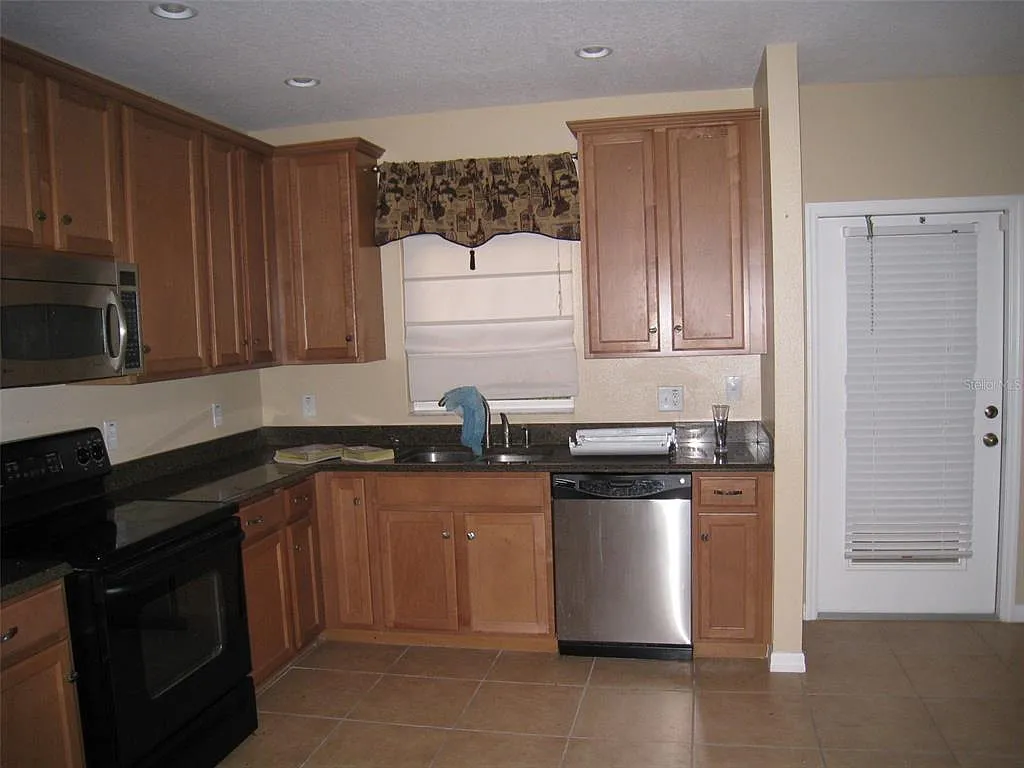3 bed, 2.5 bath, 1369 sqft, $2,100 — Photo 4