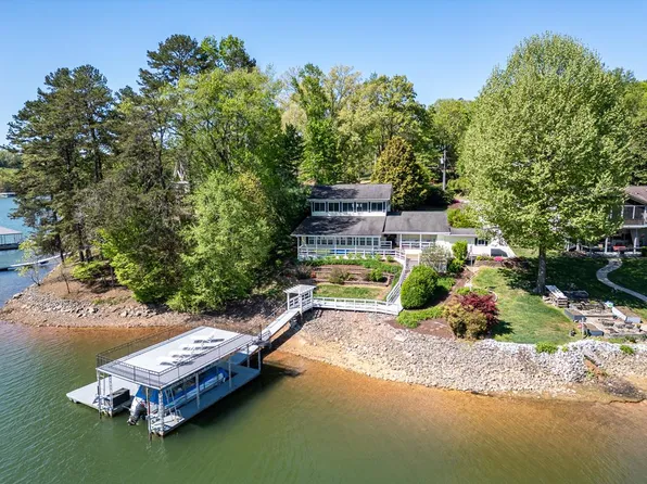 327 Chatuge Village Cir, Hayesville, NC 28904