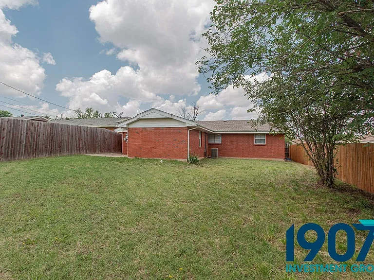 704 SW 2nd St — Photo 5