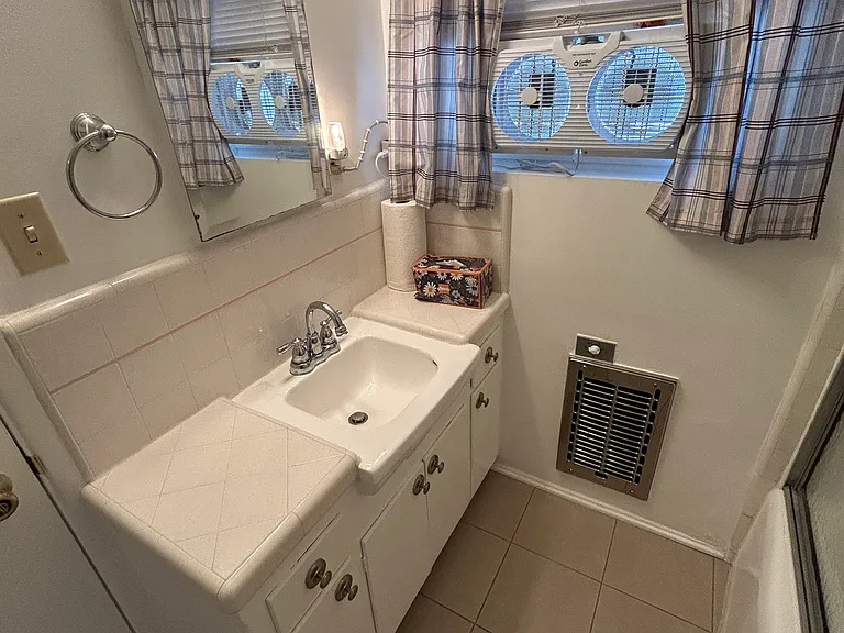 2590 Madison Ave — Photo 23