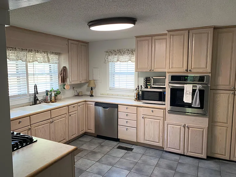 798 N Royal Ave — Photo 2