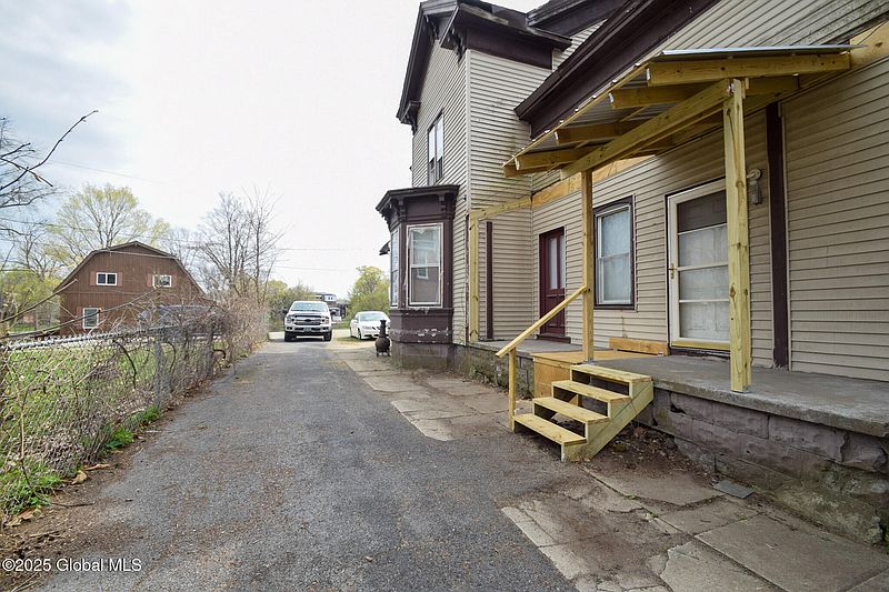 4th image of 10 Riverside Drive