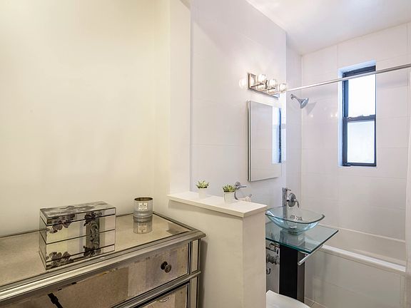 4th image of 242 E 38th St APT 6G