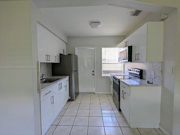 4th image of 1512 NE 109th St #1512