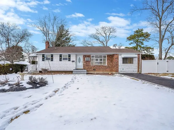 7 Fig Place, Bay Shore, NY 11706