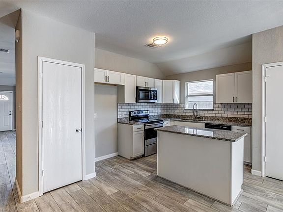 4th image of 9823 Brierhill Dr