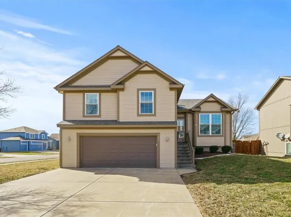 802 N Sycamore Ct, Gardner, KS 66030