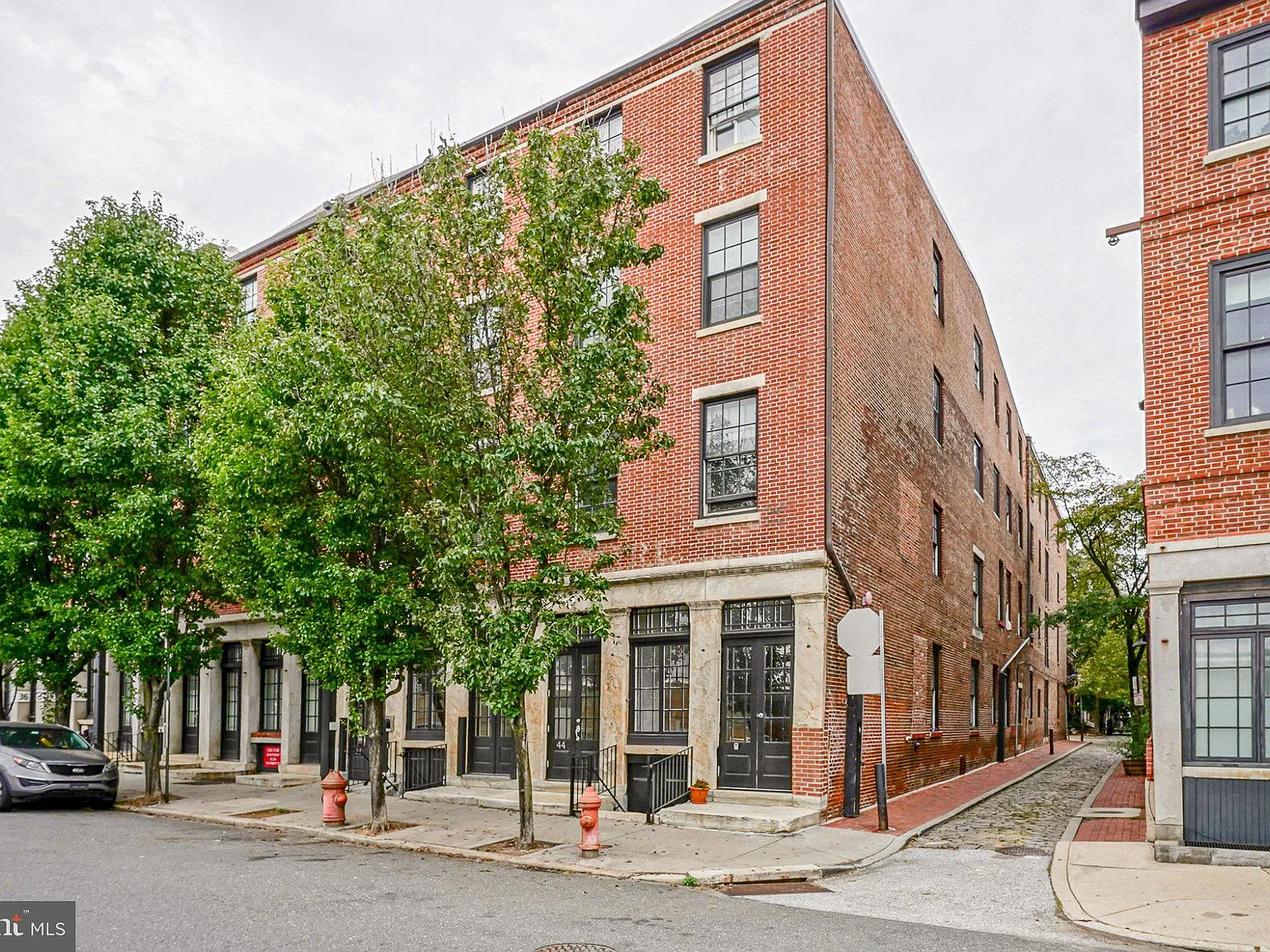 1 bed, 1.0 bath, 870 sqft, $2,300 — Photo 2