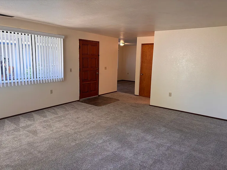 595 NW Oak Ave — Photo 5