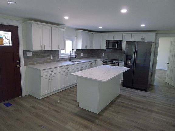 2nd image of 4 Cranberry Meadow Shore Rd