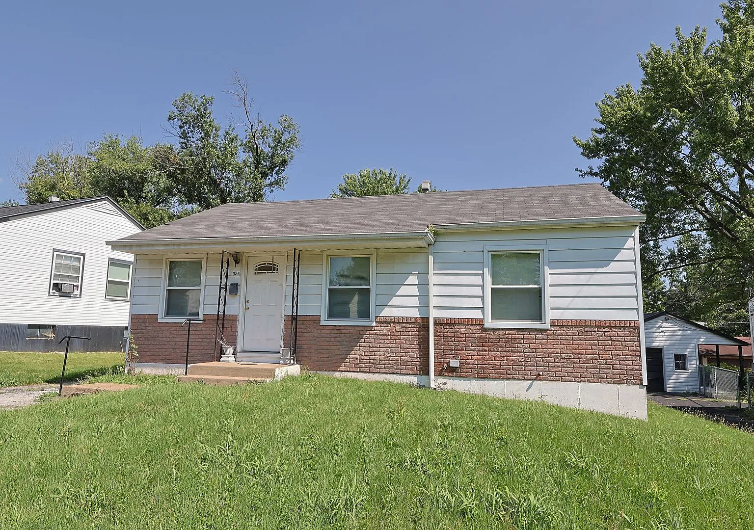 Charming 3-Bedroom Ranch with Large Backyard — Photo 2