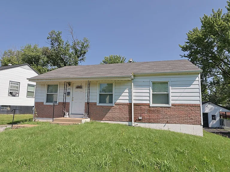 325 Caithness Rd — Photo 1