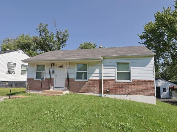 325 Caithness Rd, Saint Louis, MO 63137