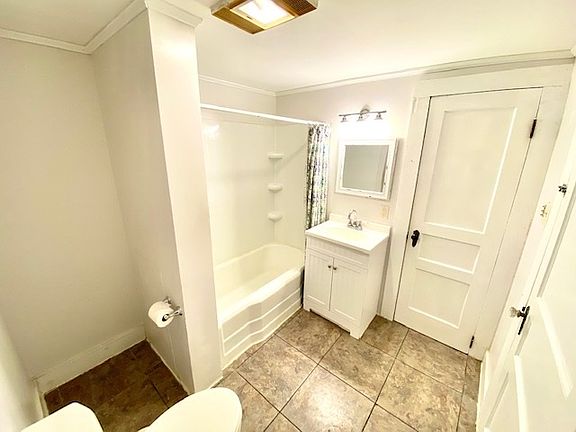 5th image of 405 Garnet St
