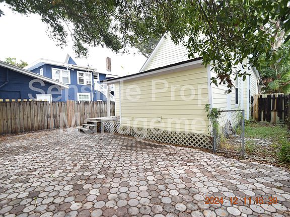 5th image of 414 E Amelia Ave