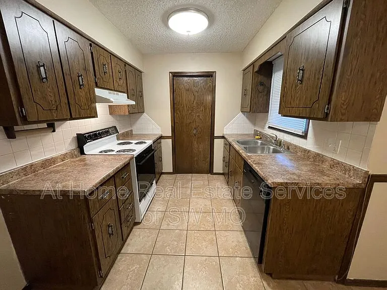 1359 S John Ave — Photo 5
