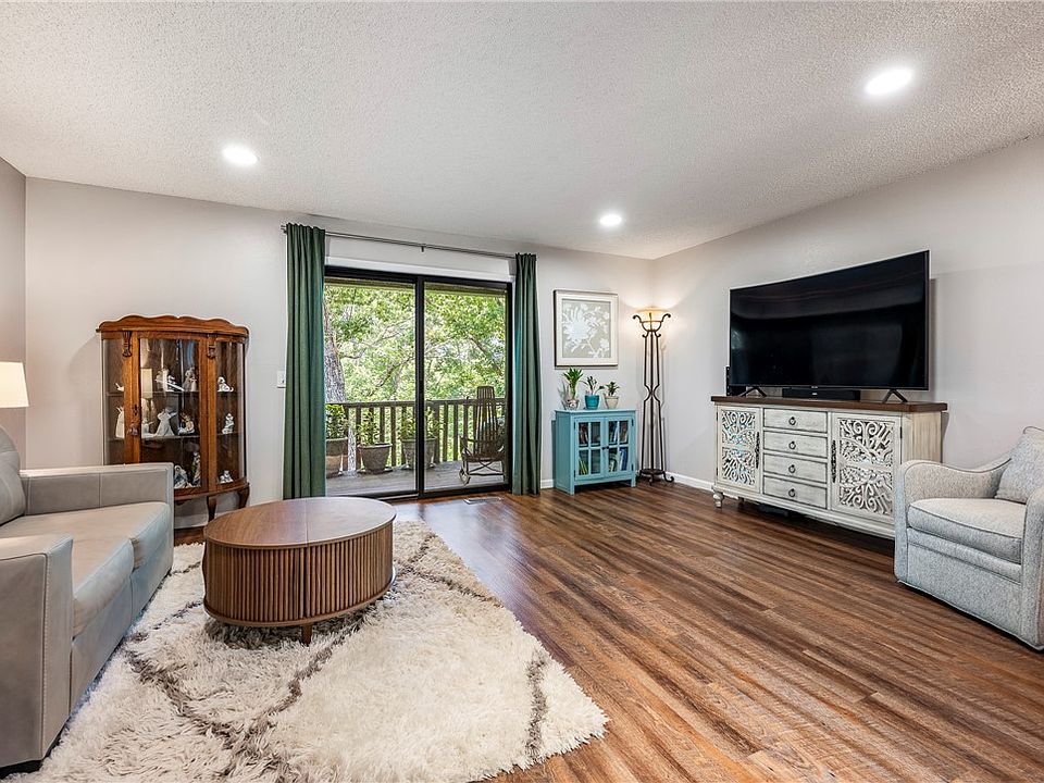 1st image of 104 Clubhouse Dr