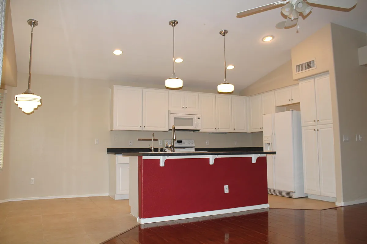 Building Photo - 1633 W Sparrow Dr