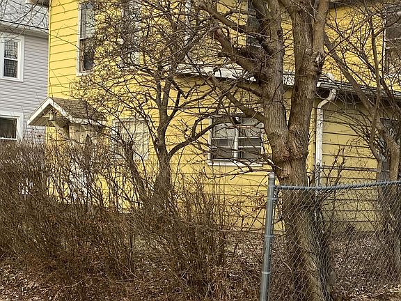 4th image of 204 Elm St