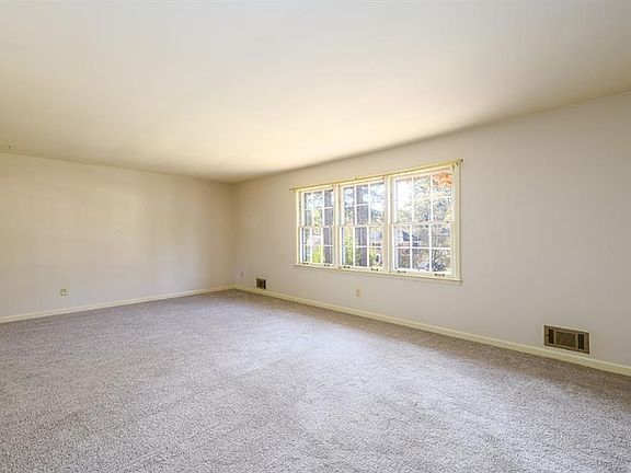 5th image of 462 Emily Dr SW