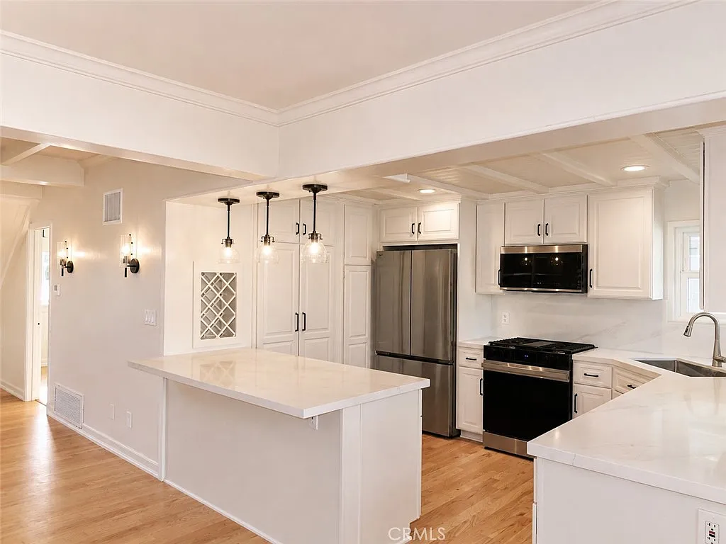 3 bed, 1390 sqft, $9,215 — Photo 4