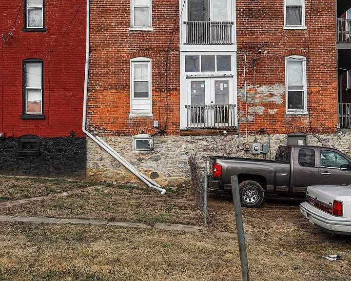 210 N Locust St — Photo 4
