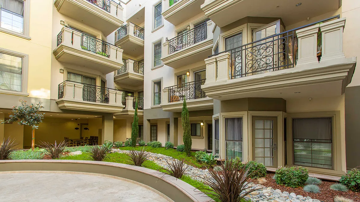 Community Courtyard - 425 Broadway