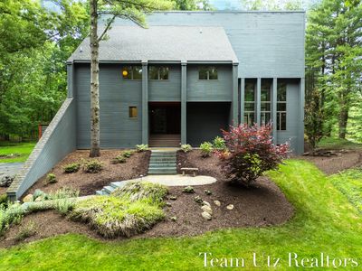 410 Greentree Ln NE, Ada, MI, 49301