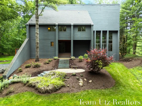 410 Greentree Ln NE, Ada, MI 49301