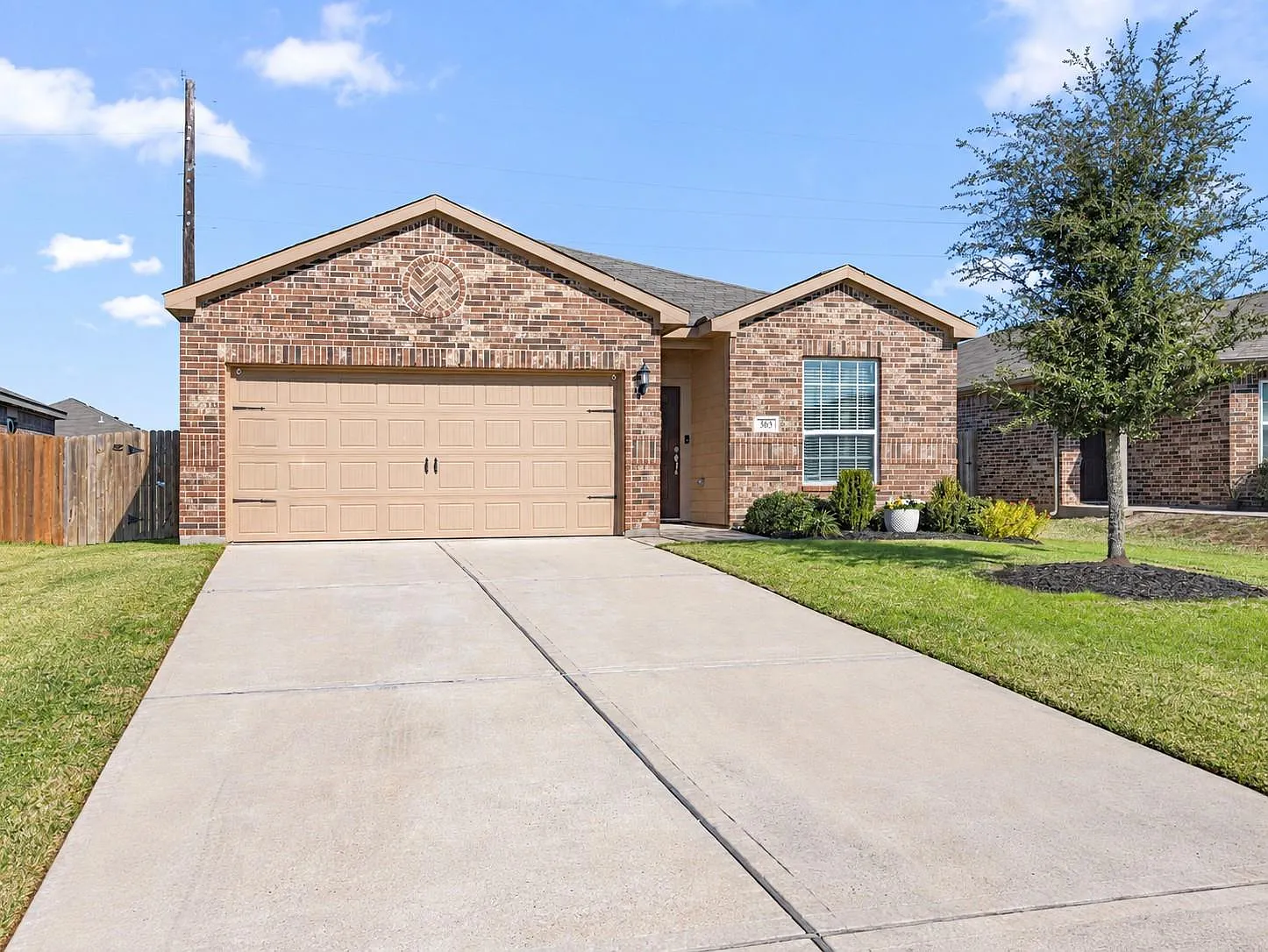 3 bed, 2.0 bath, 1570 sqft, $2,200 — Photo 2