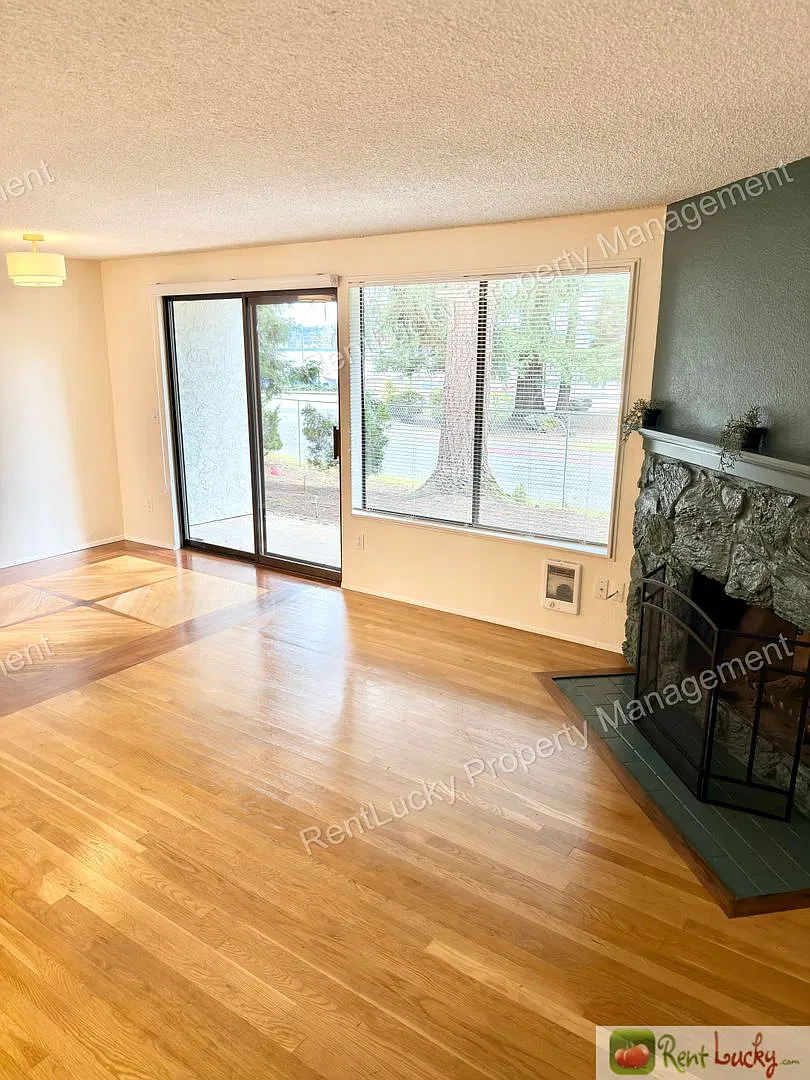 Great 1 Bedroom Condo in Kirkland with Reserved Parking! Utilities Included~ — Photo 4