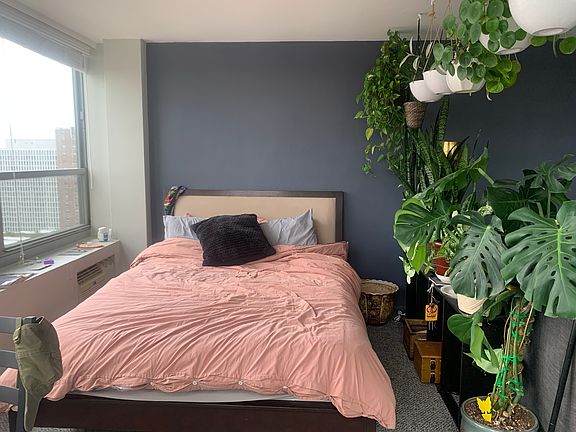Queen size bed.