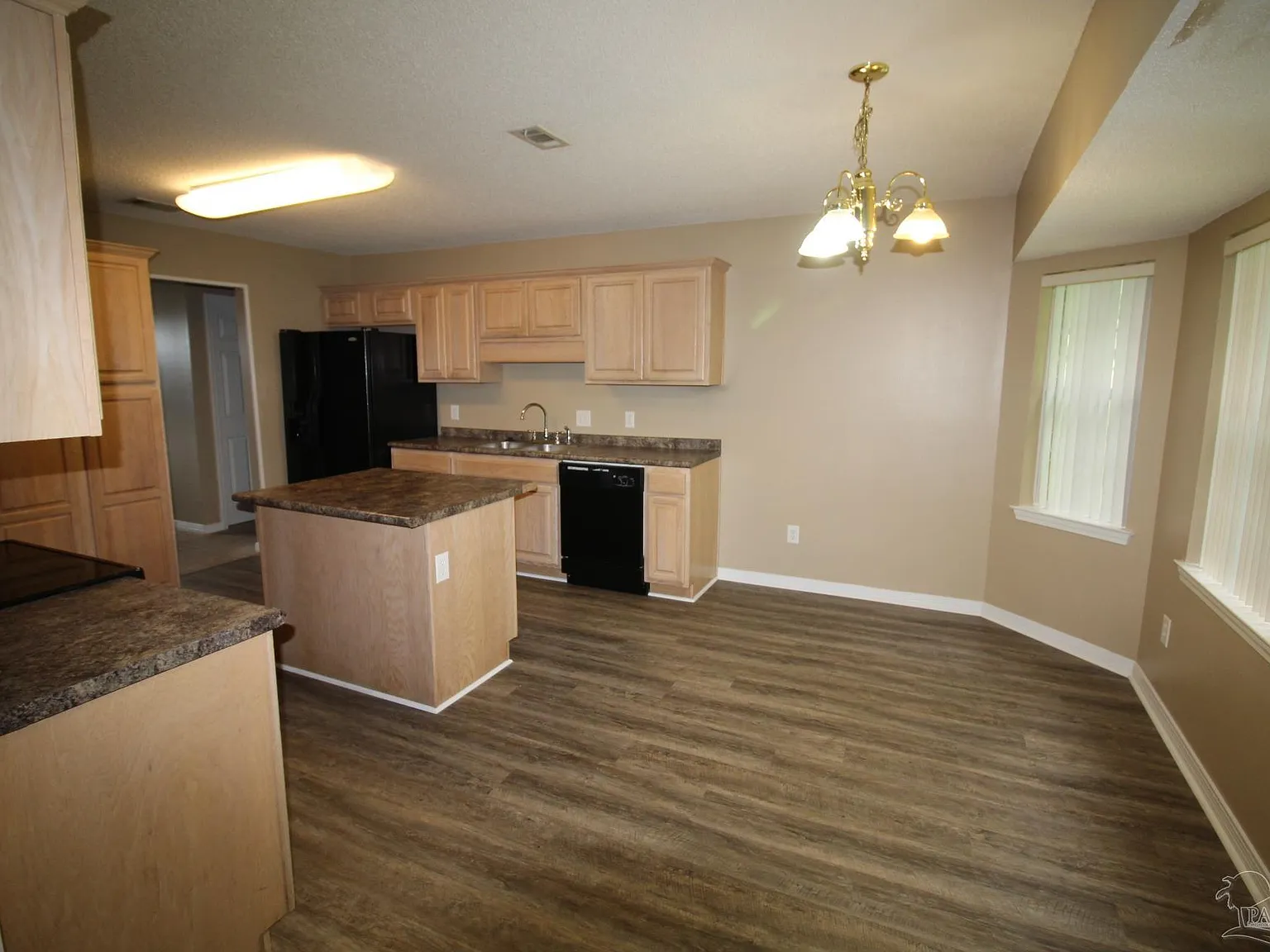 4 bed, 3.0 bath, 2500 sqft, $2,500 — Photo 4