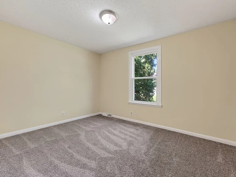 573 Waldorf Dr — Photo 16