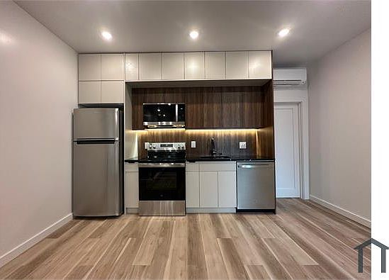 3rd image of 2130 Tasker St #1