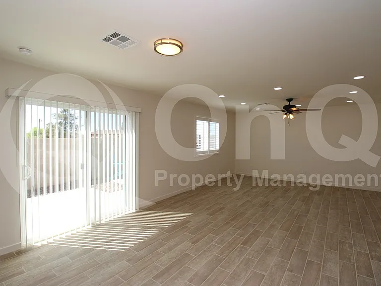 238 N Sycamore St — Photo 8