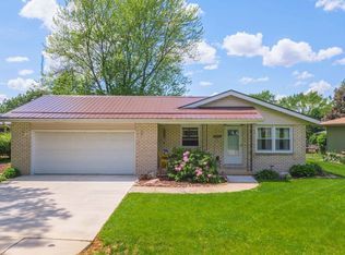 202 Jayne St, Heyworth, IL 61745