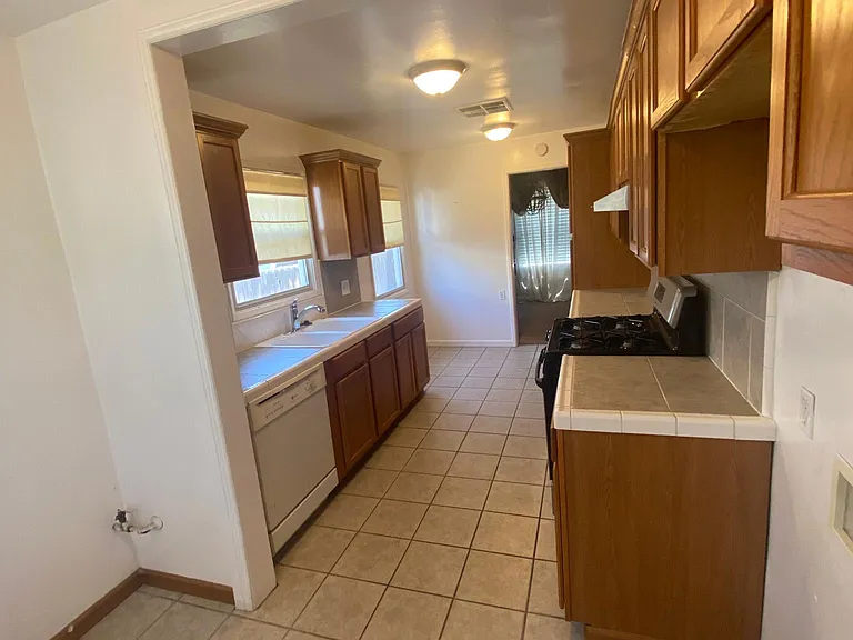 2601 Pine St — Photo 6