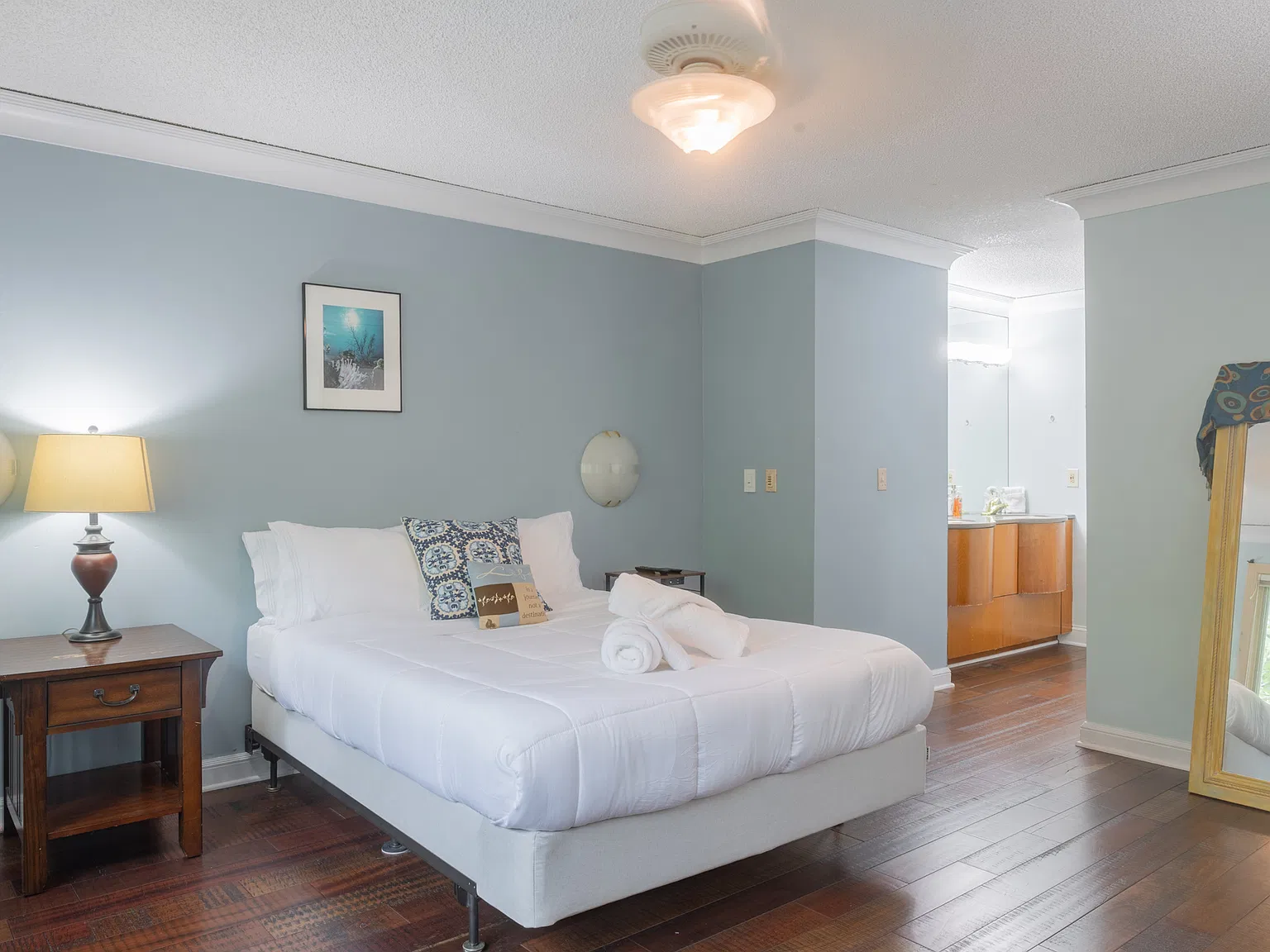 1 bed, 1.5 bath, 2021 sqft, $3,400 — Photo 2