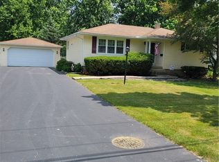 22 Briarwood Dr, Lockport, NY 14094