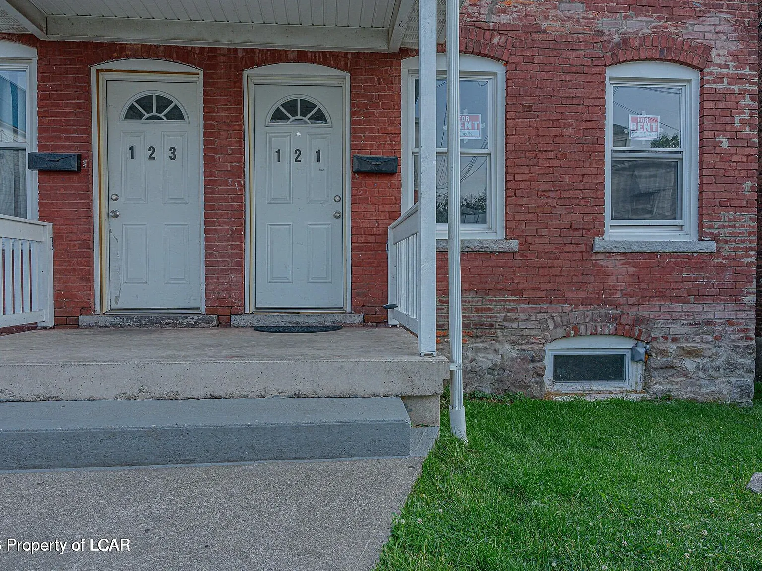 3 bed, 1.0 bath, 1300 sqft, $1,400 — Photo 2