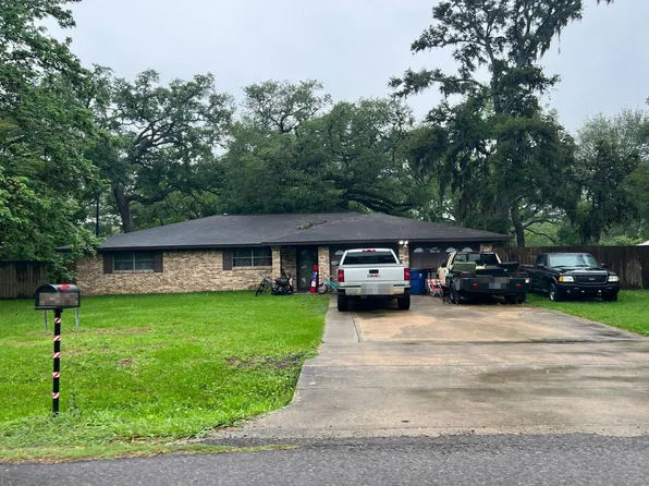 230 Barbara Dr, Clute, TX 77531
