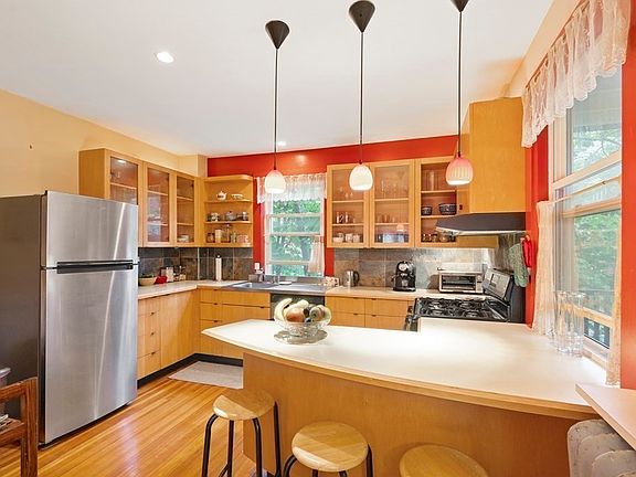 4th image of 7-7.5 Centre St #22