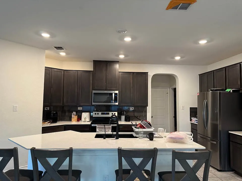 5 bed, 3.5 bath, 3250 sqft, $750 — Photo 3