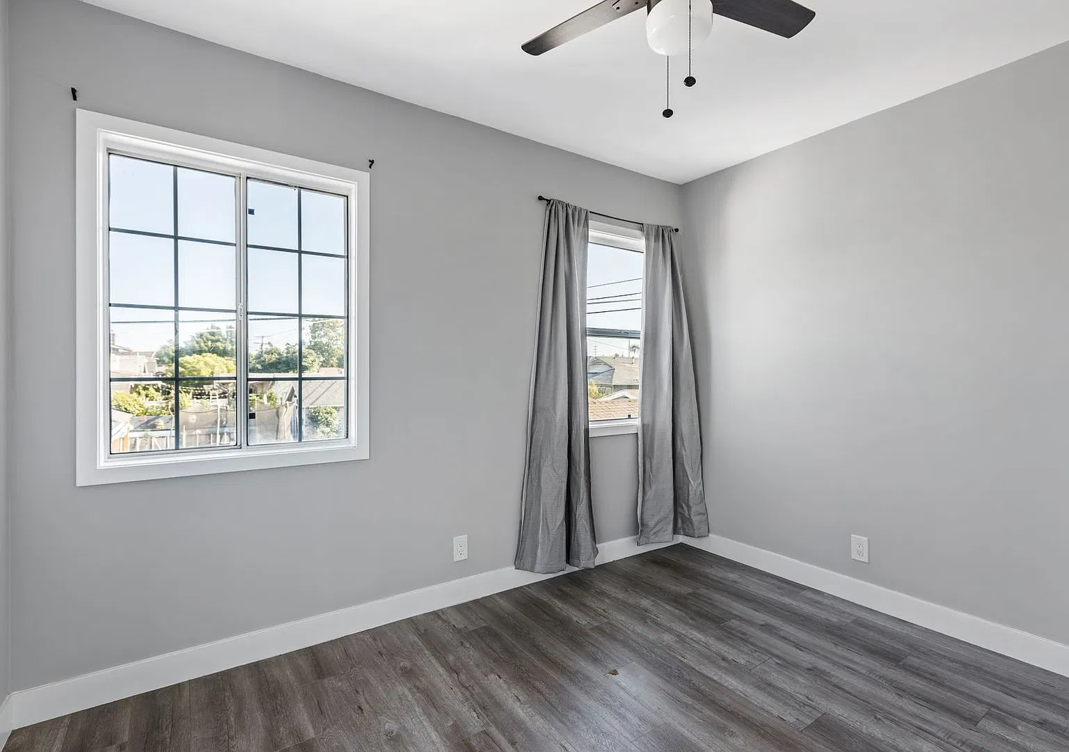 Beautiful 1BR 1BA Unit with Attached 1-Car Garage Located Near USC — Photo 2