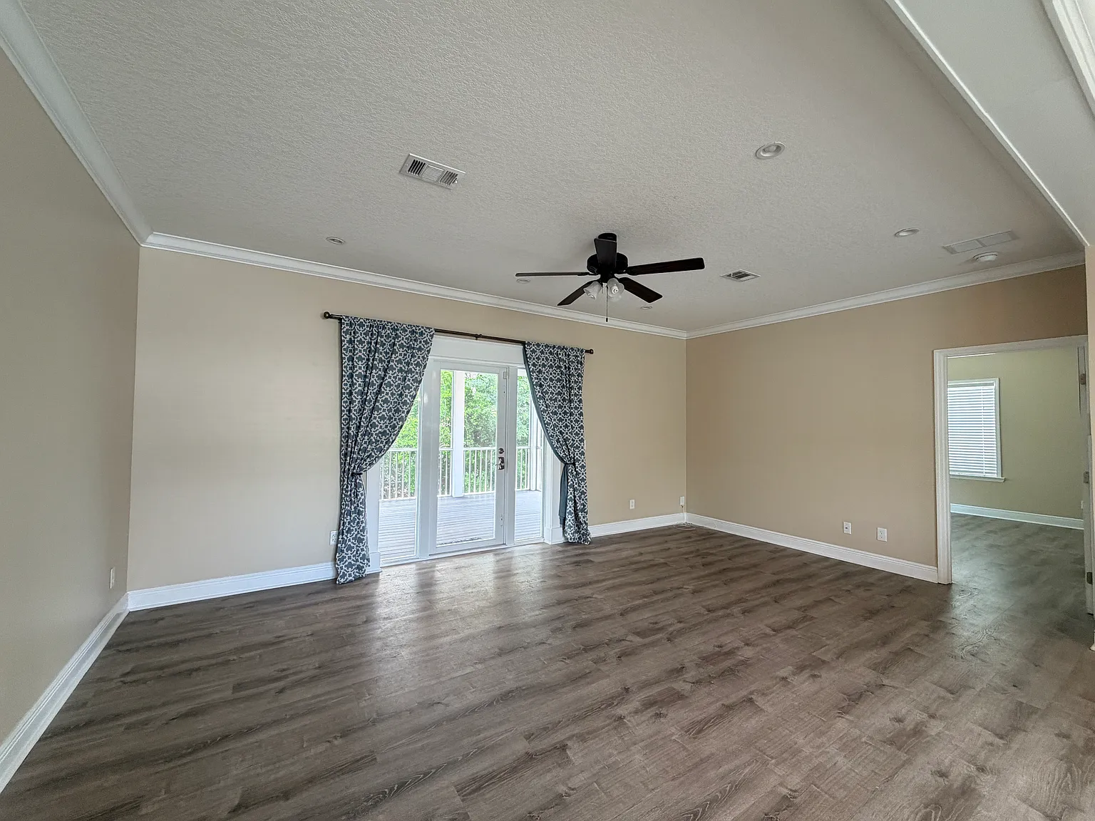 3 bed, 1404 sqft, $3,950 — Photo 4