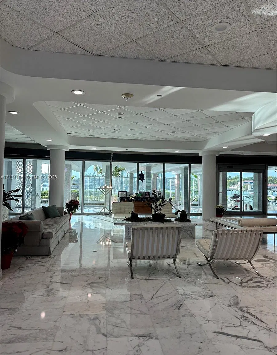 Crystal House Condo — Photo 2